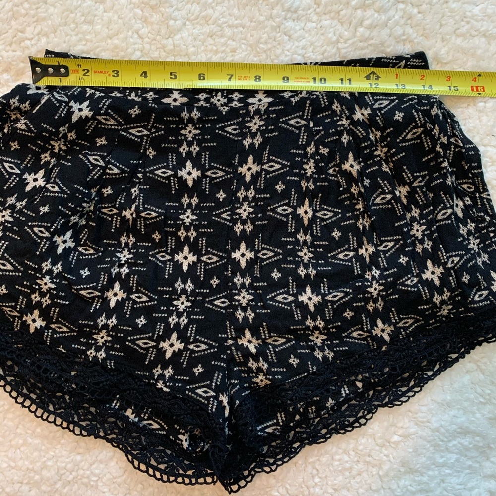 3/20$ Forever 21 Shorts Black Aztec Print Size M - Picture 7 of 11